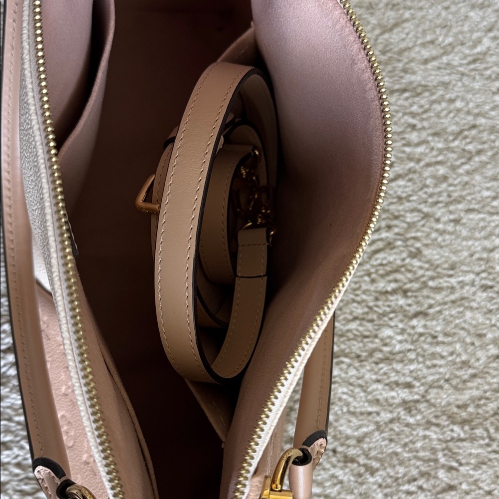Elegant Pink&Cream Designer Handbag
Very limited use and very clean
Tourterelle - Picture 3 of 13